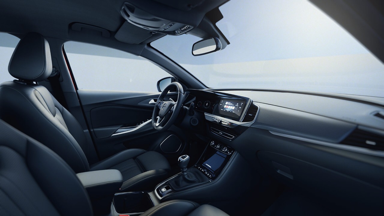 Detalhe do banco da frente e do volante do Opel Grandland com interior preto